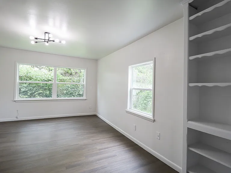 1008 E King Pl — Photo 13