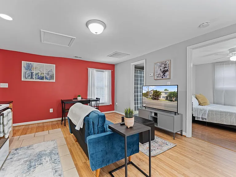 915 Lafayette Blvd #B — Photo 8