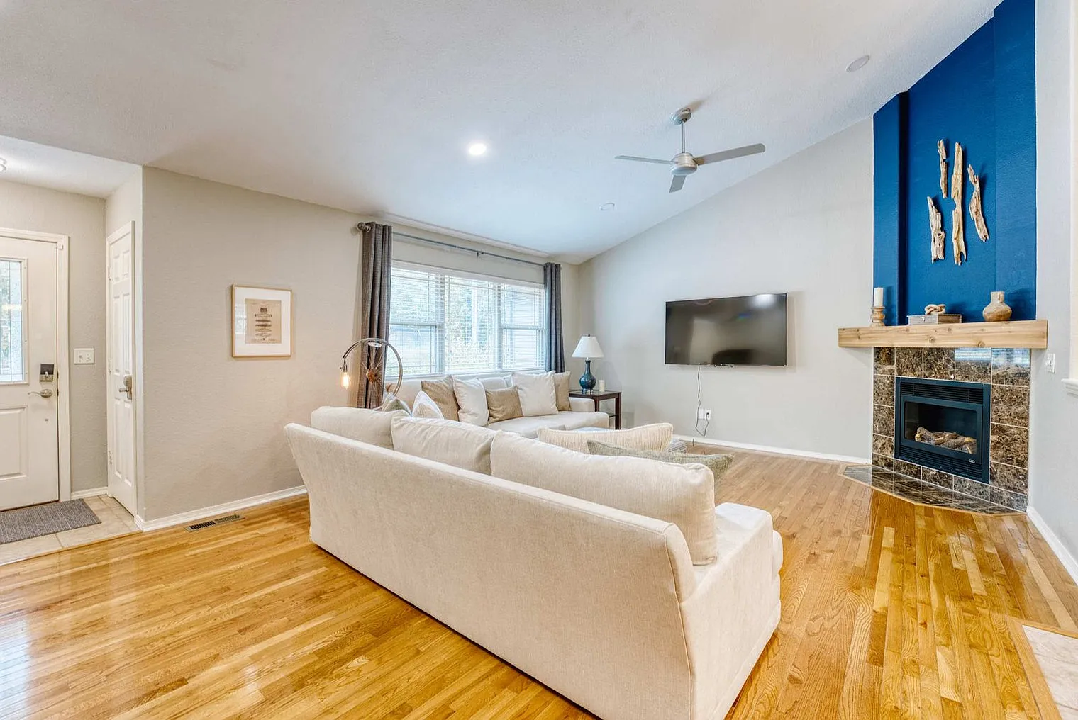 3 bed, 3.0 bath, 2497 sqft, $2,205 — Photo 2