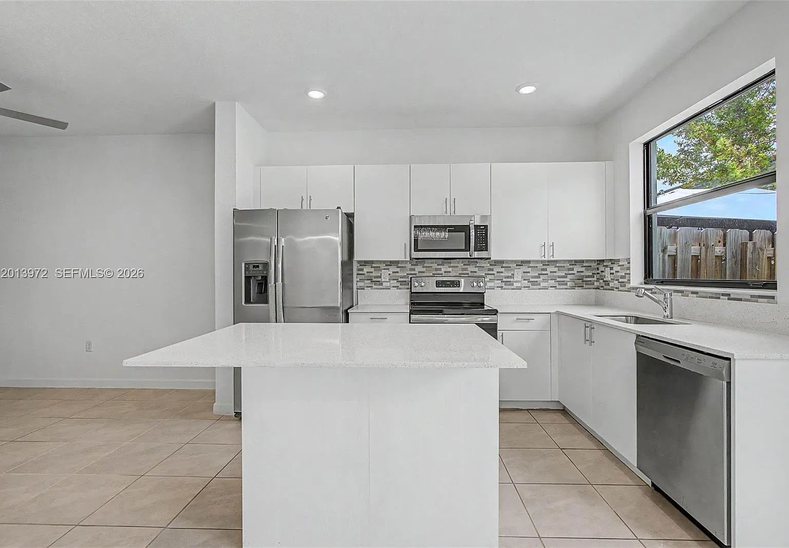3 bed, 2.5 bath, 1328 sqft, $2,500 — Photo 2