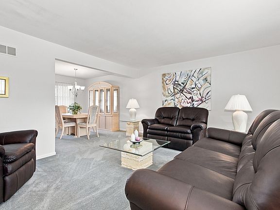 4th image of 8828 W 98th St