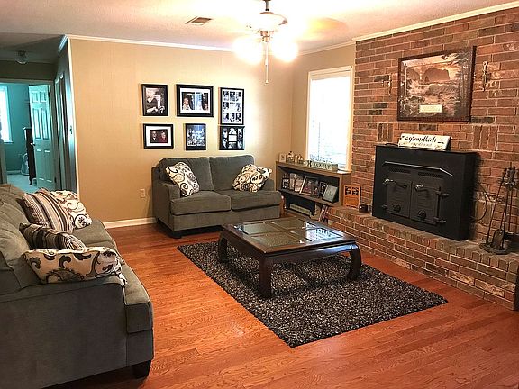 Family Room
13'7" x 18'11"