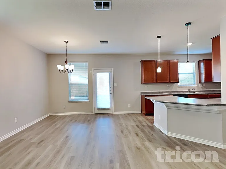 2615 Green Leaf Way — Photo 4