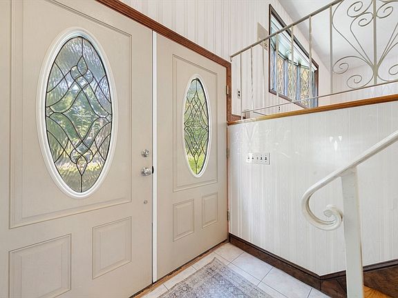 3rd image of 71 Colonial Dr