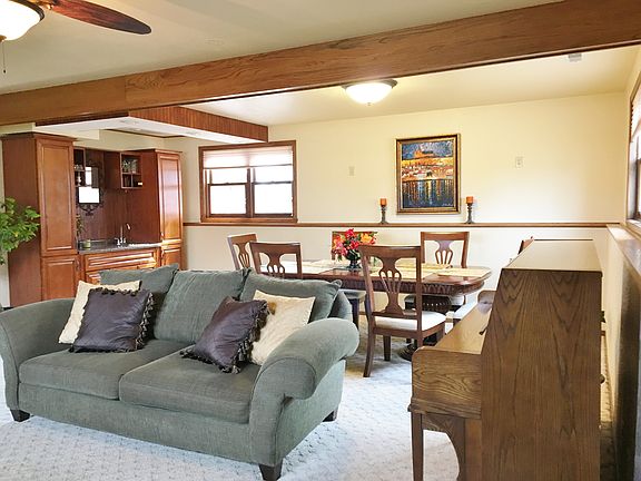  family room & wet bar 
