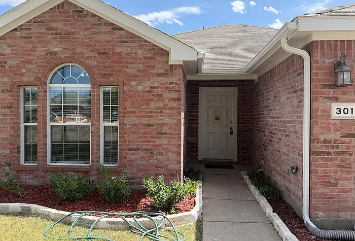 3 bed, 2.0 bath, 1391 sqft, $1,695 — Photo 2