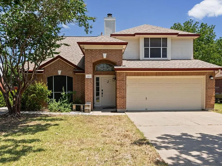 910 Markham Ln — Photo 2