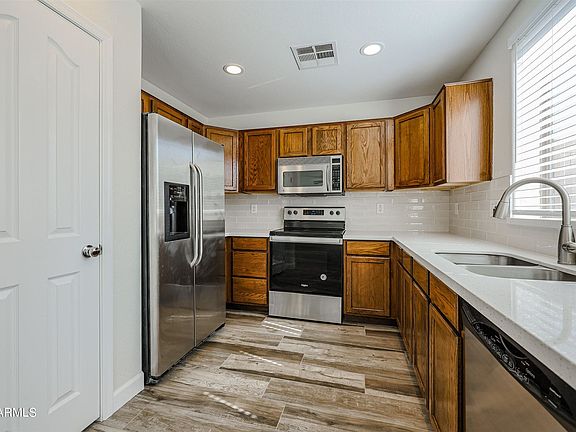 5th image of 2329 W Barwick Dr