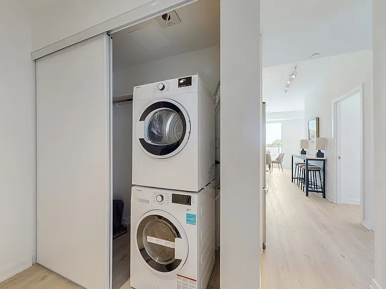 4365 Bloor St W — Photo 16
