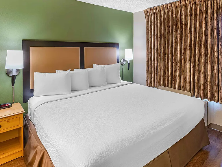 Deluxe Studio - 1 King Bed