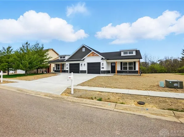 2061 Pine Forest Dr, Miamisburg, OH 45342