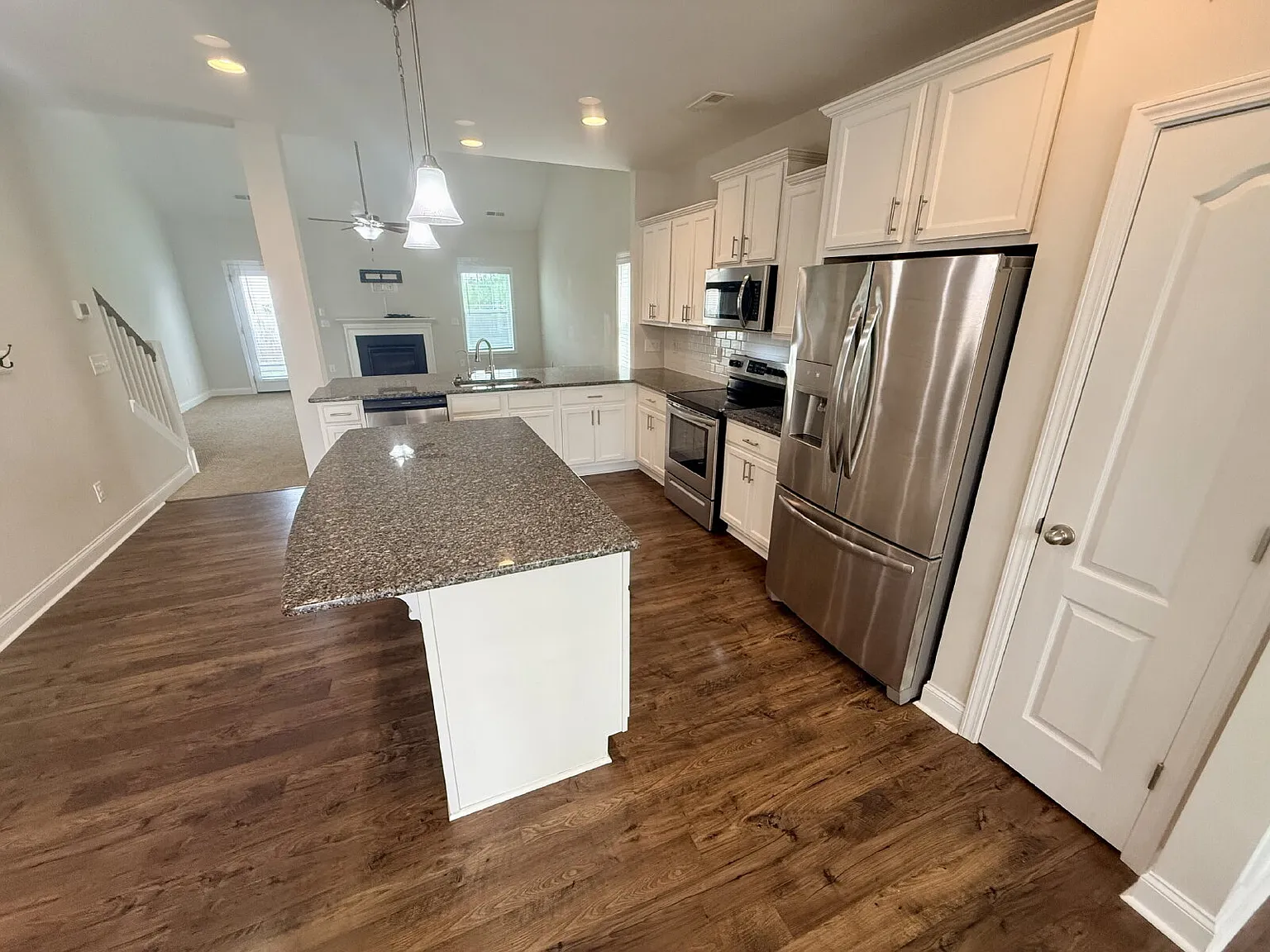 4 bed, 2.5 bath, 2374 sqft, $2,100 — Photo 4