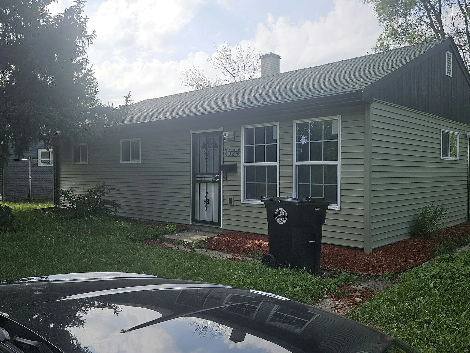 2524 Central Dr — Photo 2