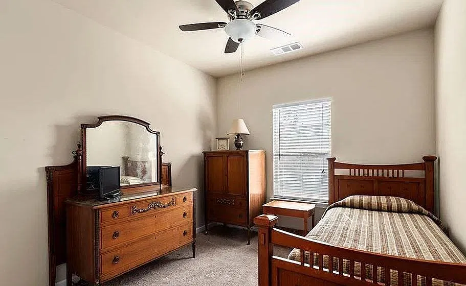 6 bed, 6.0 bath, 1636 sqft, $1,999 — Photo 3