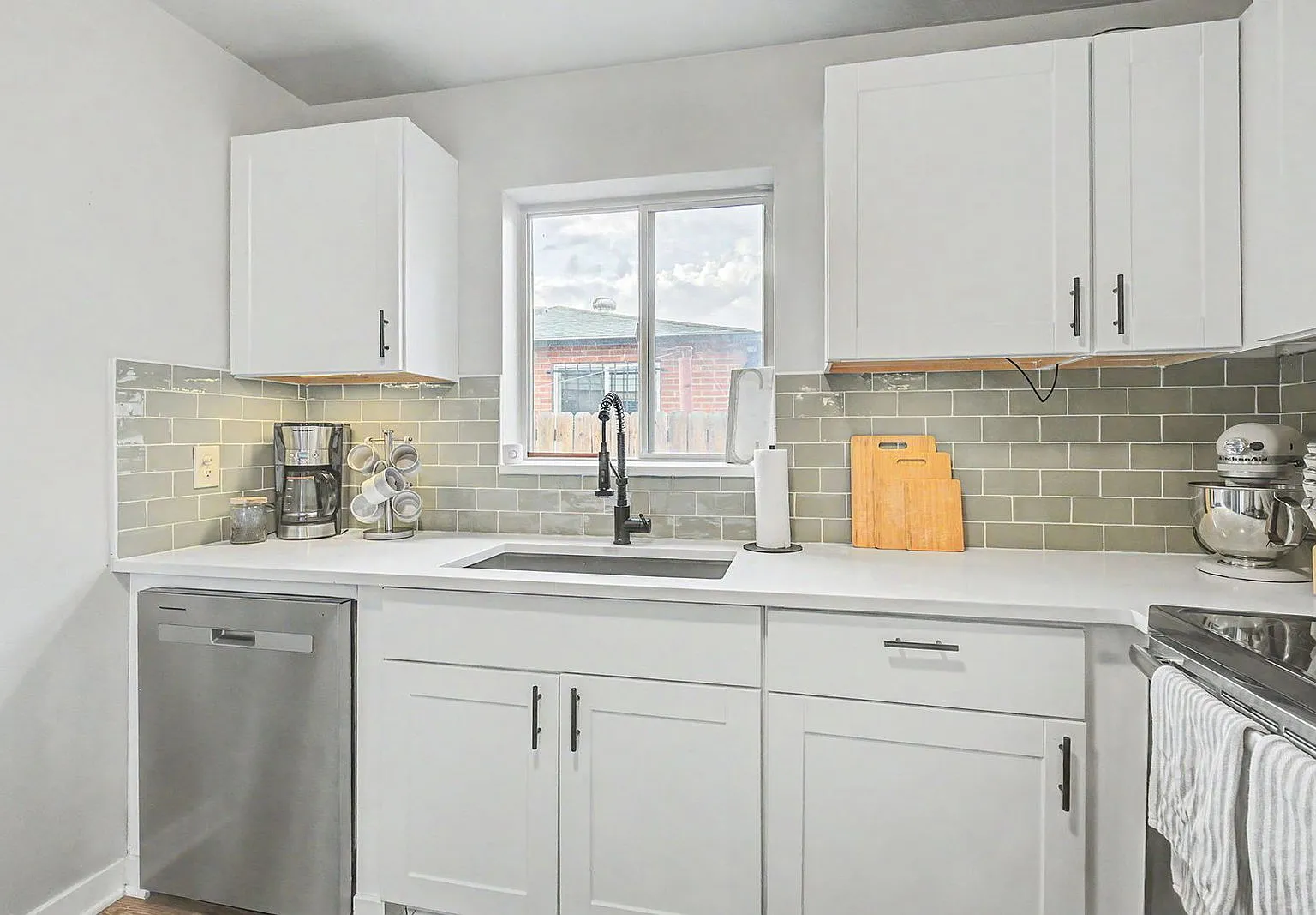 3 bed, 1.0 bath, 1079 sqft, $2,895 — Photo 3