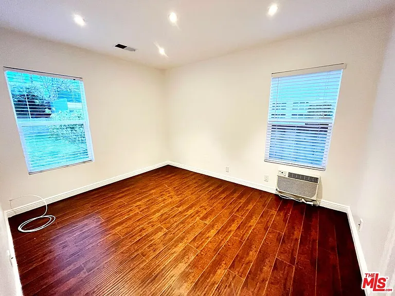 14744 Magnolia Blvd — Photo 15