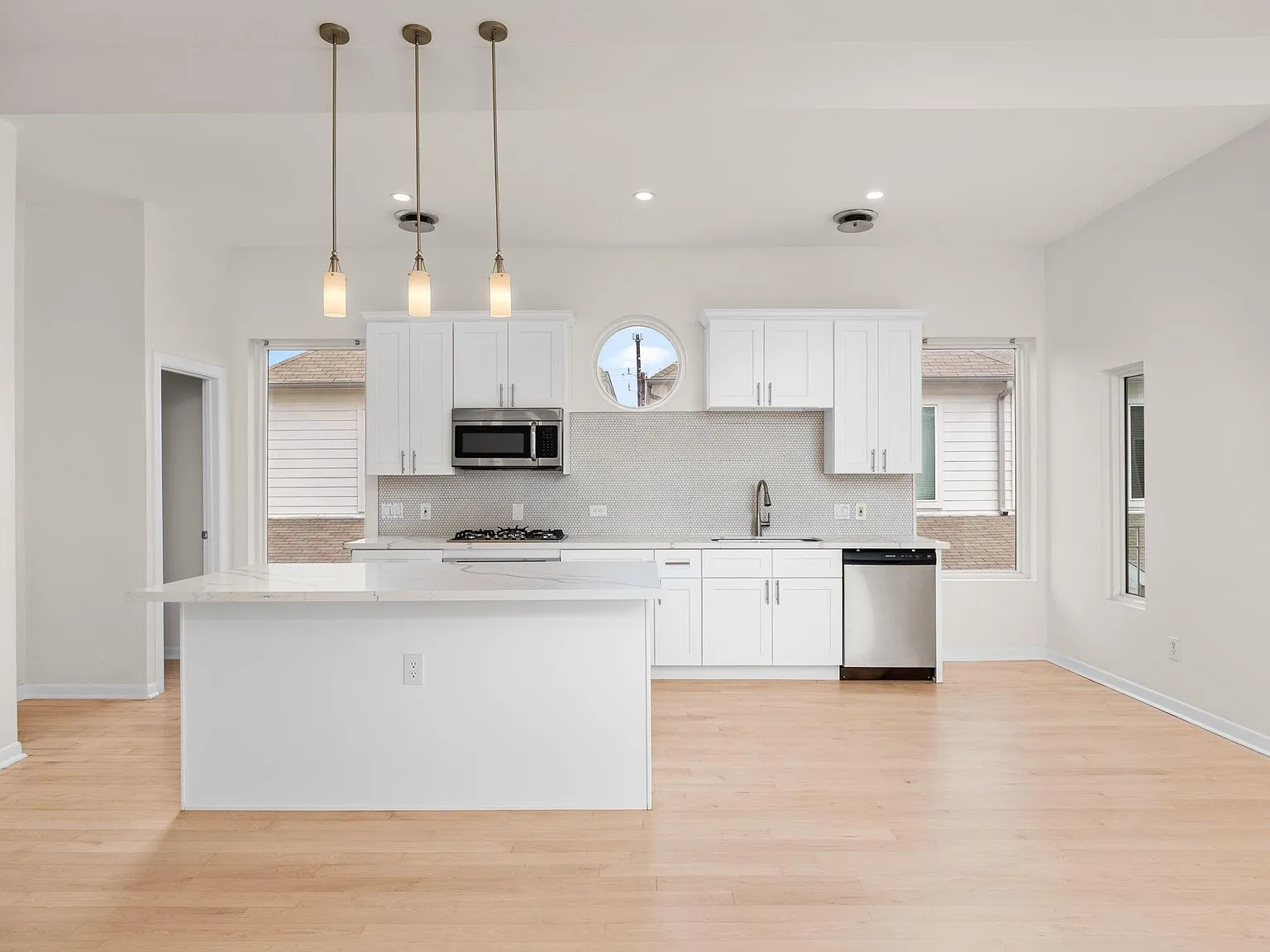 3 bed, 3.5 bath, 2130 sqft, $2,800 — Photo 4
