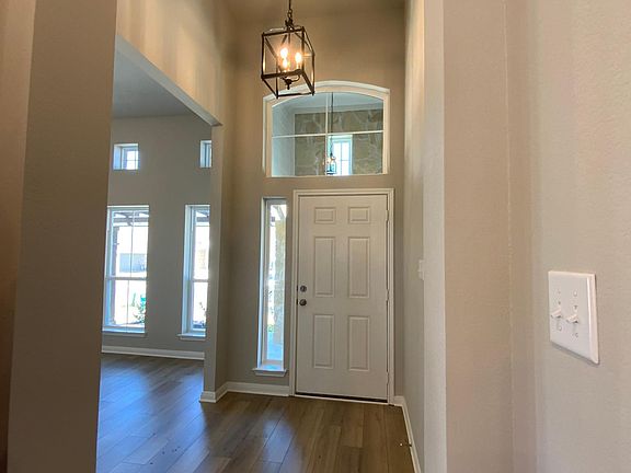 3rd image of 809 Fallbrook Dr