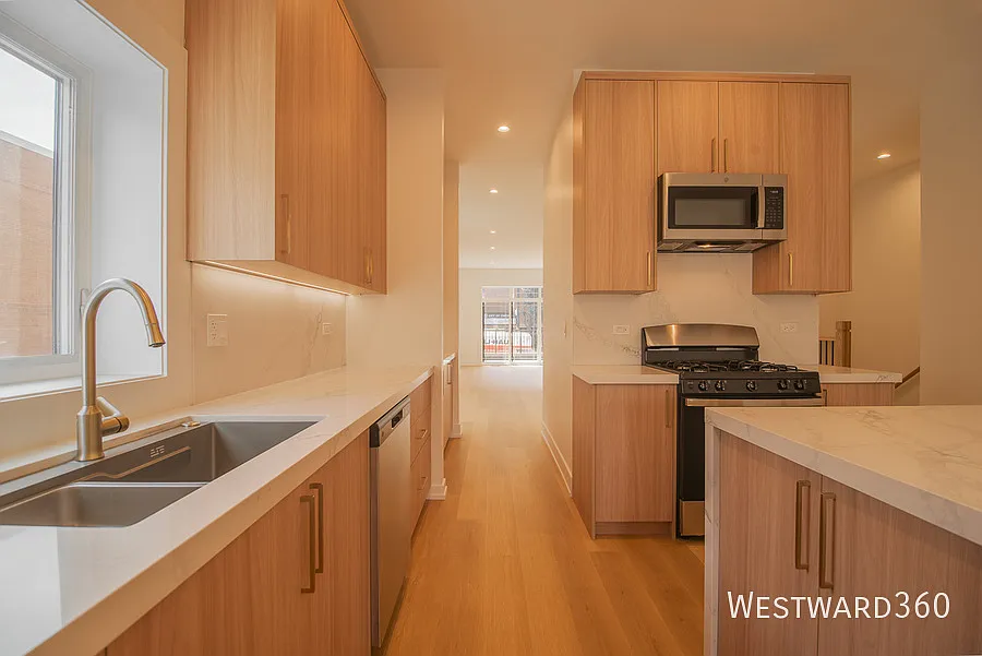 Fantastic Four Bed/Two and a half bath Duplex Down Available Now! — Photo 2