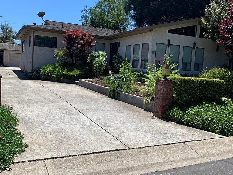 752 Edge Ln — Photo 1
