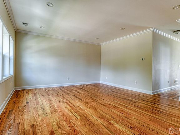 5th image of 39 Pershing Ave