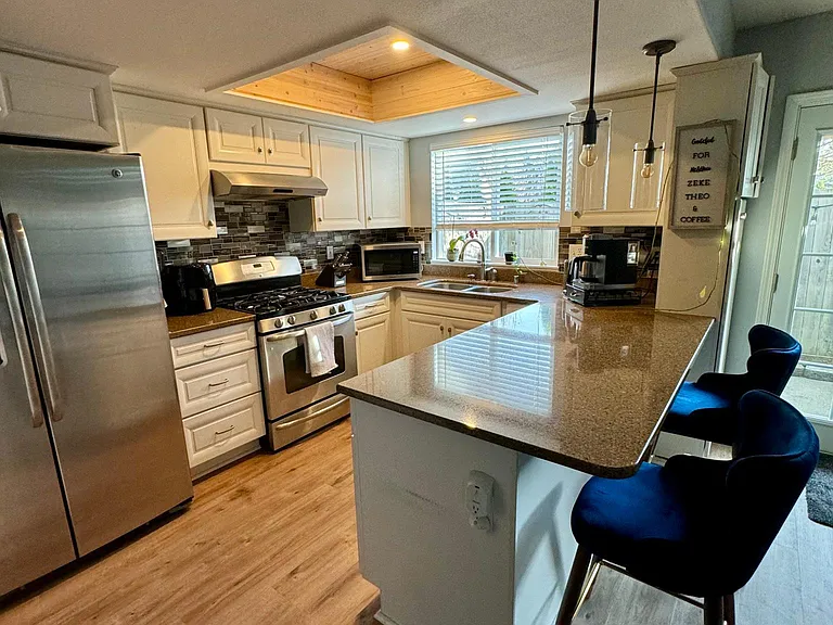 1051 E Broad St — Photo 12