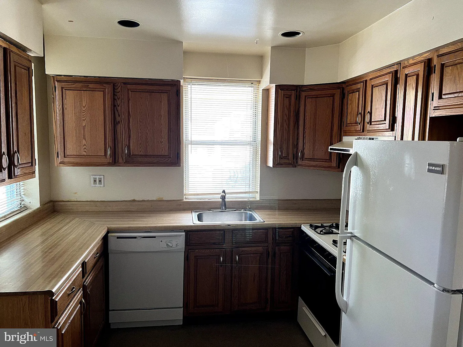 3 bed, 1.0 bath, 1168 sqft, $2,653 — Photo 2