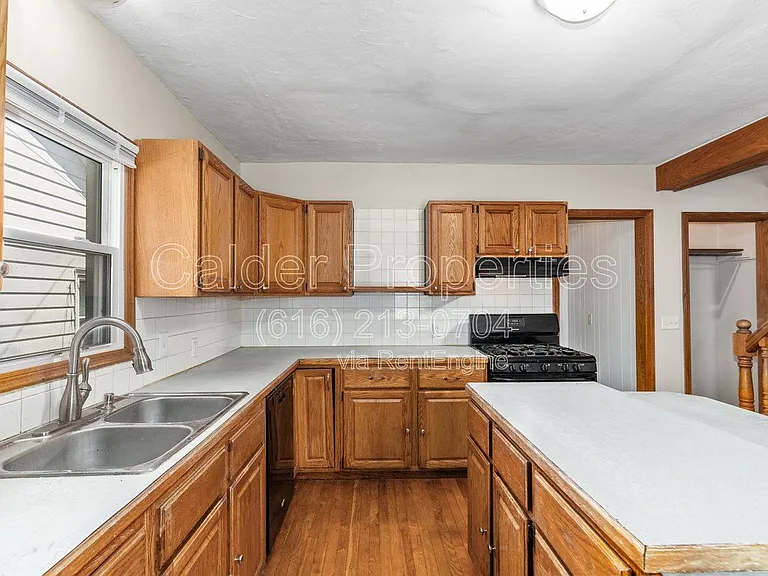 1031 Merrifield St SE — Photo 10
