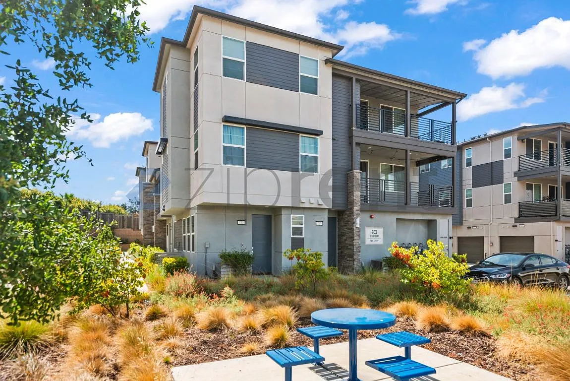 1 bed, 430 sqft, $2,350 — Photo 1