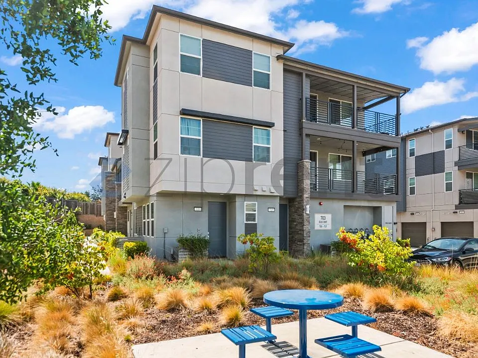 733 Delve Ct