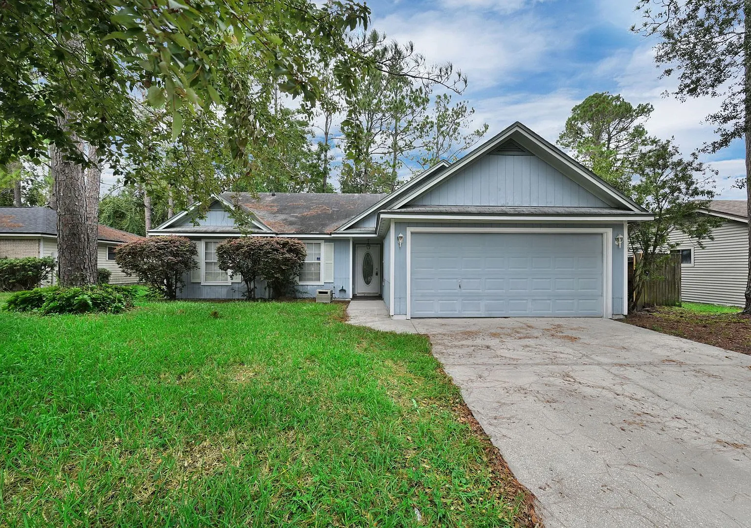 Welcome to this charming 3 bedroom, 2 bathroom home located in Jacksonville, FL - Move In Now & P... — Photo 2