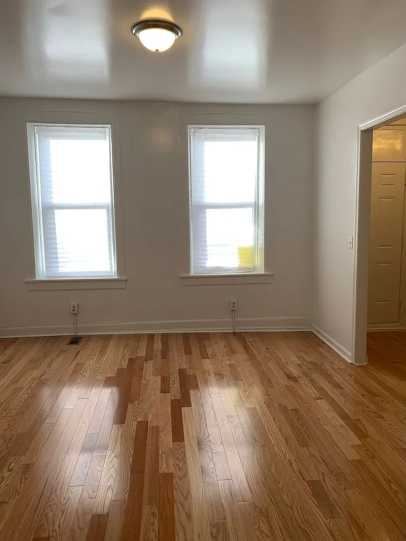 Spacious 4 Bedroom 2 Bath House with Central AC — Photo 4