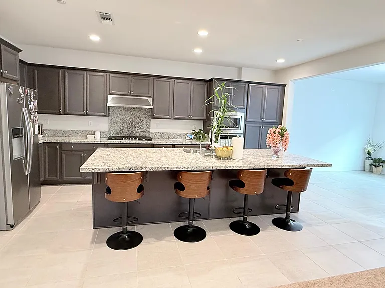 58 E Kamyar Pl — Photo 5