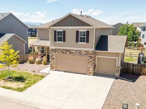 3rd image of 914 Charlton Dr