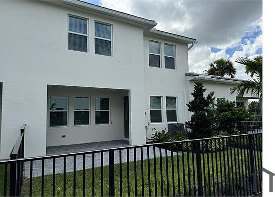 3rd image of 16475 Capilano Ct