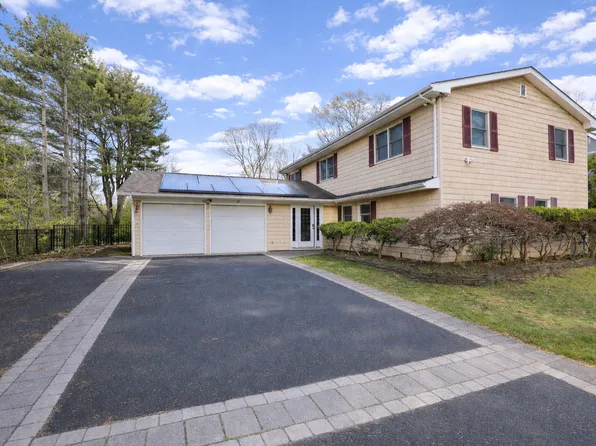 38 Bonnie Ln, Stony Brook, NY 11790