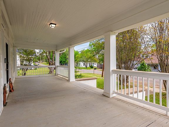 2nd image of 405 Avenue 1 NE