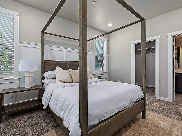 Latitude 40 Two Bedroom With Garage