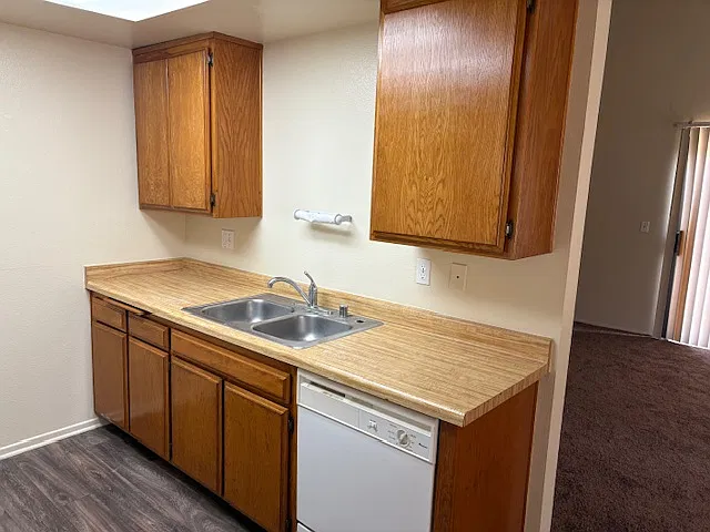3 bed, 1.5 bath, 1100 sqft, $2,650 — Photo 3