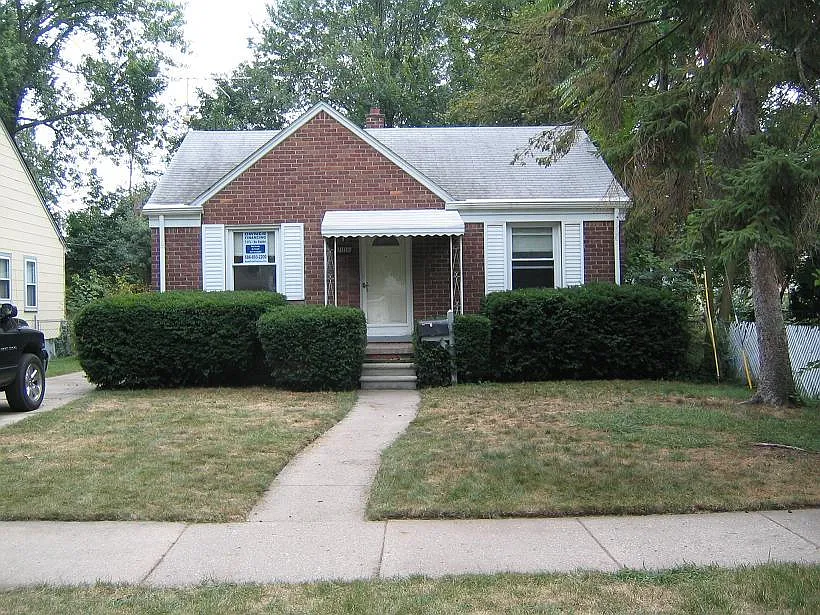 1116 E 2nd St photo 1
