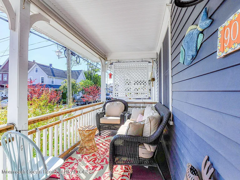 90 Lawrence Ave — Photo 4