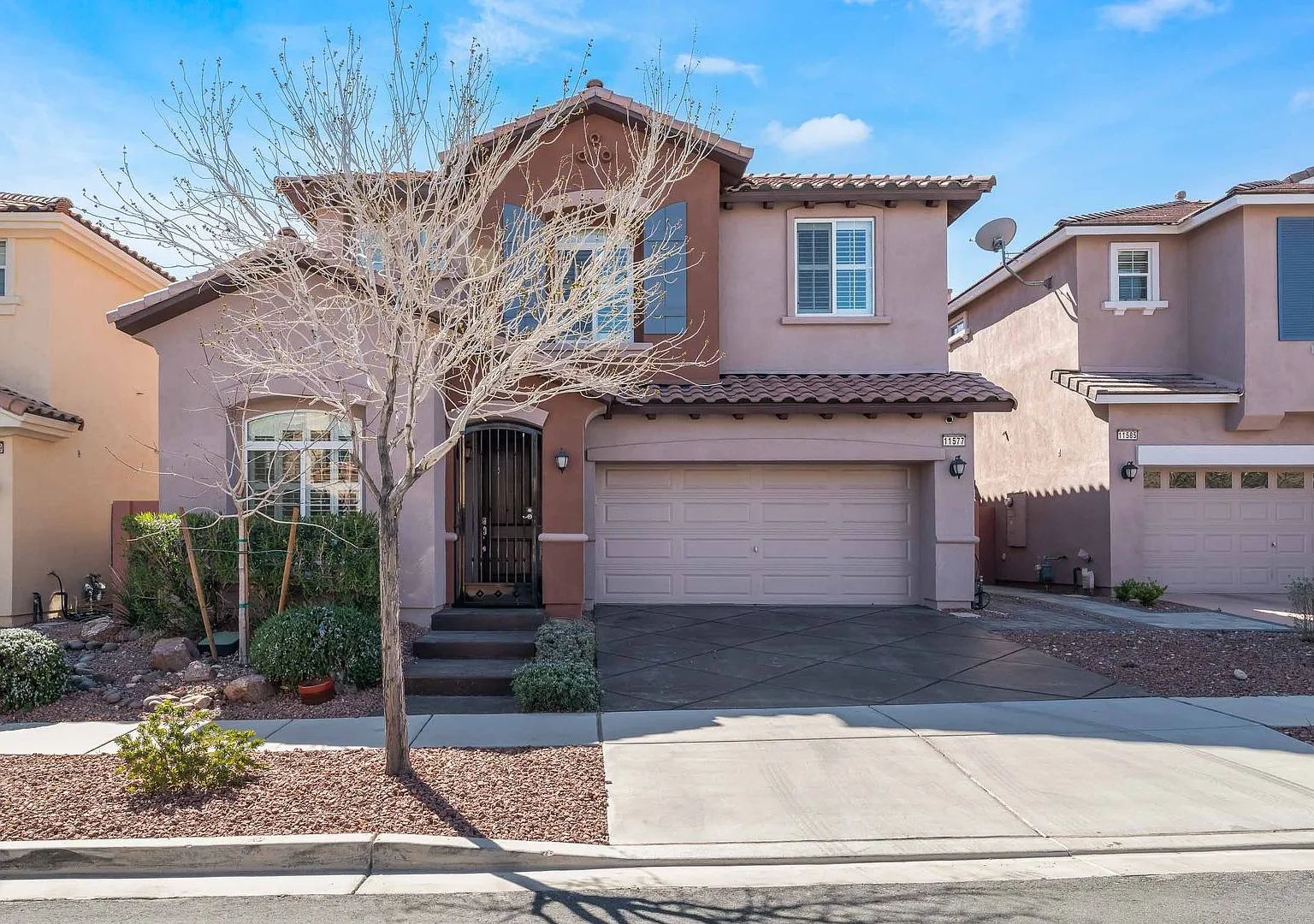 Immaculate 3 bedrooms & 3 bathroom home located in a gated community in Summerlin! — Photo 2