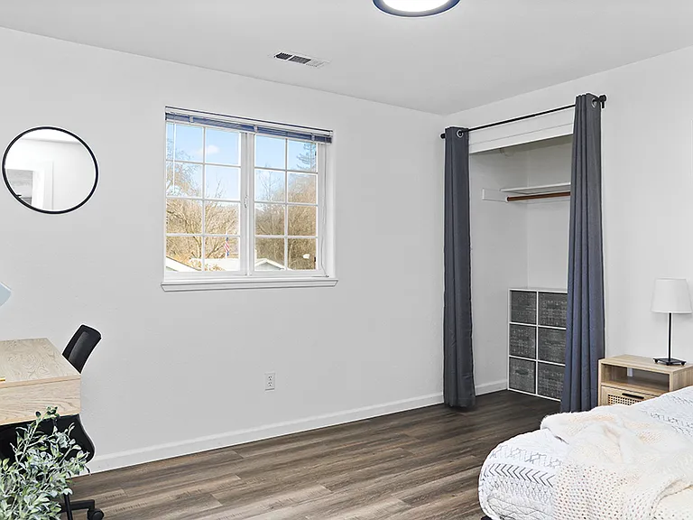 221 NE Steiger St #221 — Photo 11