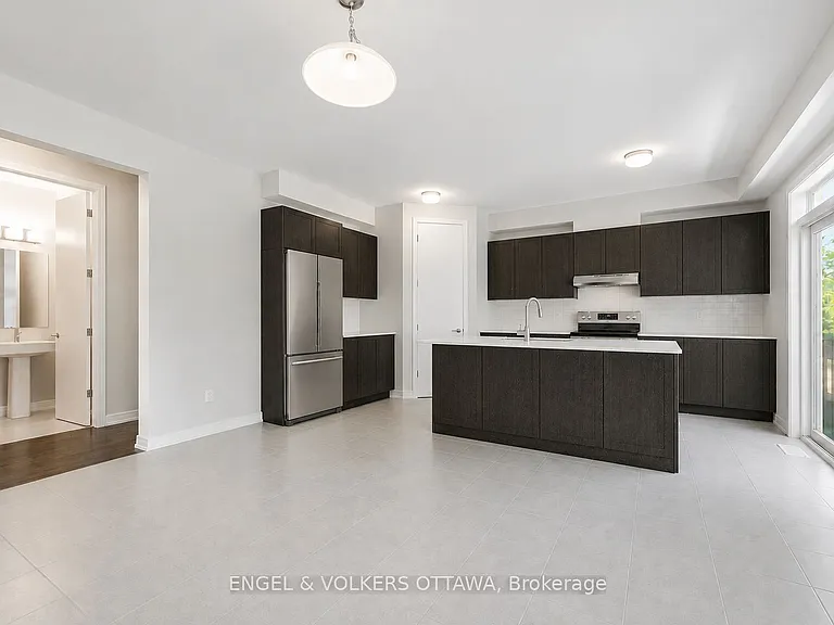 89 Hackamore Cres — Photo 5