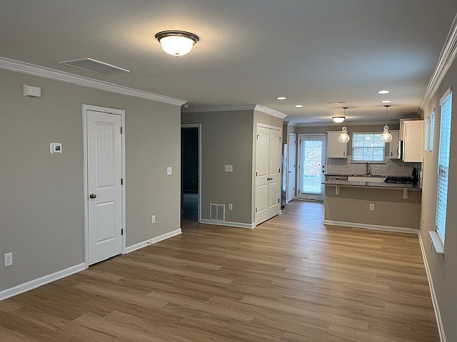 1st image of 906 Elderberry Way
