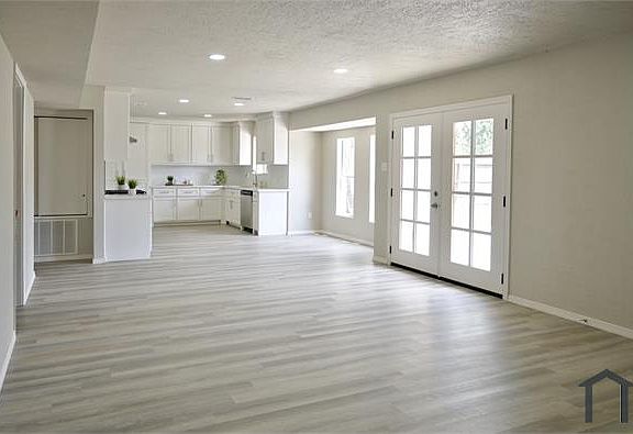 3rd image of 5210 Honeysuckle Ln
