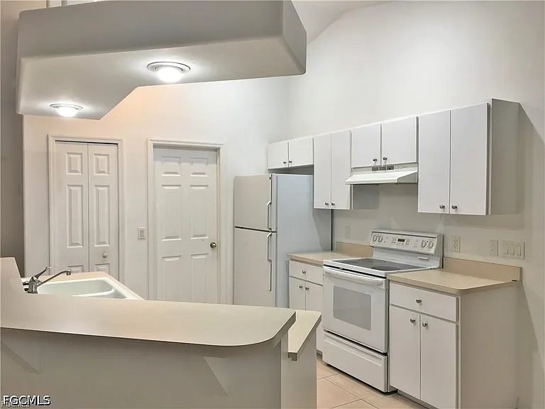 2221 SW 8th Pl — Photo 9