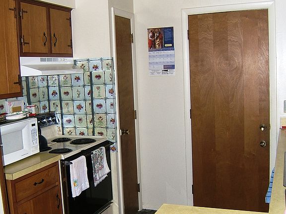 3rd image of 919 Francis Ave
