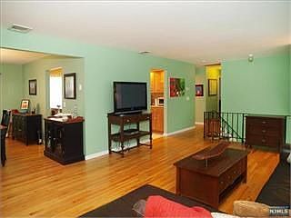 4th image of 604 Hillsdale Ave