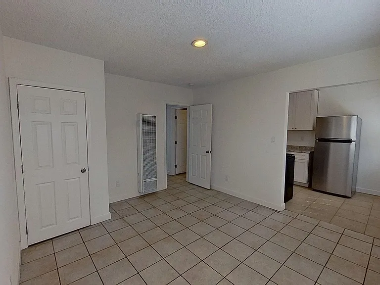 619 E Walnut St — Photo 4